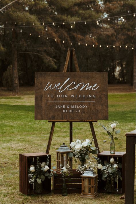 Entrance To Outdoor Wedding, Country Wedding Welcome Sign, Wedding Ideas Entrance, Western Style Wedding Decorations, Wedding Welcome Sign Pallet, Wedding Welcome Sign Rustic, Rustic Boho Wedding Theme, Western Wedding Welcome Sign, Welcome Wedding Sign Entrance