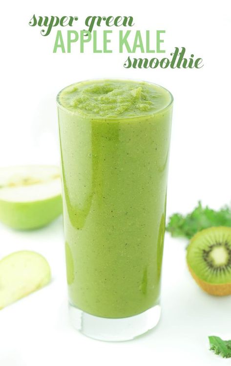 Super GREEN Apple Kale Smoothie - with mango, kiwi and banana! #greensmoothie #recipe #green #smoothie #apple #kale #banana #mango #vegan | www.wakeuptowaffles.com Smoothie Apple, Kale Smoothies, Vegetable Smoothie Recipes, Blackberry Smoothie, Kiwi And Banana, Snack Prep, Kale Smoothie, Smoothie Prep, Raspberry Smoothie