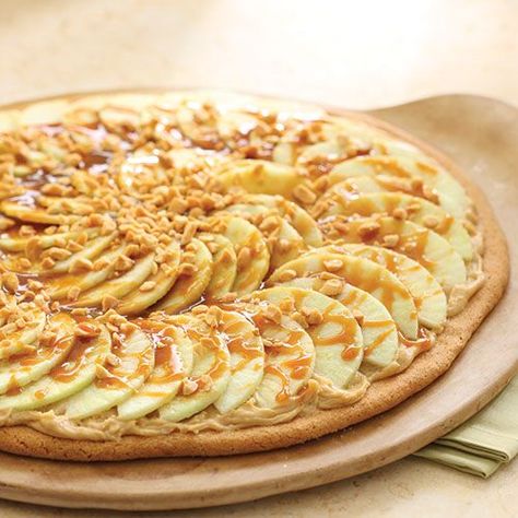 Taffy Apple Pizza, Crescent Rings, Top Desserts, Taffy Apple, Pizza Dessert, Apple Pizza, Pizza Vegana, Caramel Ice Cream Topping, Butter Sugar Cookies