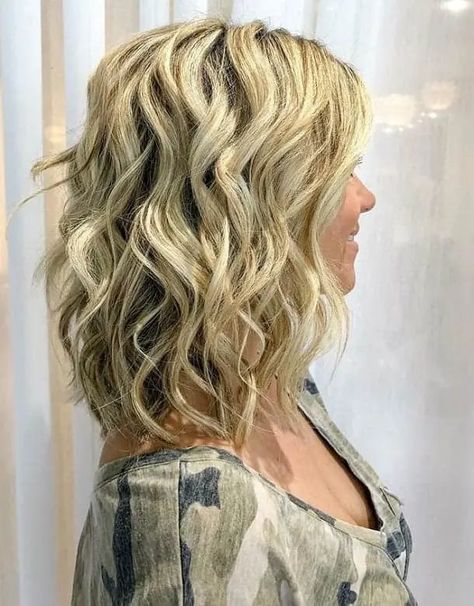 10 Ways to Wear Beach Waves on Medium Hair Like A Pro Beach Waves Medium Hair, Style Mid Length Hair, Beachy Waves Hairstyle, Dark Underneath Hair, Hair Beachy Waves, Perfect Beach Waves, Wave Hairstyles, Beachy Waves Hair, Waves Hairstyle