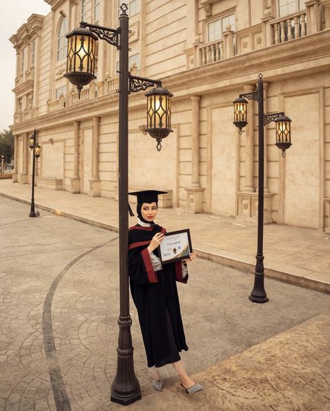 Doctorate Graduation Pictures Ideas, Graduation Pictures Hijab, Graduation Portrait Ideas, Convocation Ideas, Pre Graduation Photoshoot, Convocation Photography, Graduation Attire, Graduation Pic Ideas, College Graduation Pictures Poses