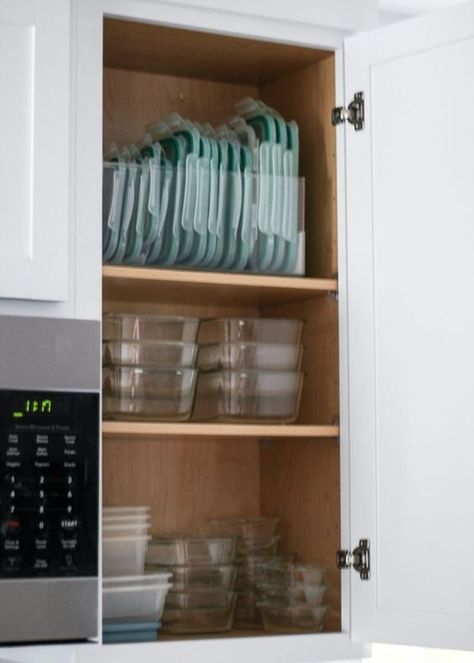 15 kitchen organization ideas to inspire you for the New Year Tupperware Organizing, Kitchen Storage Hacks, House Organisation, Kitchen Organization Pantry, Kitchen Organization Diy, Kitchen Organisation, Apartment Organization, Diy Kitchen Storage, The Container Store