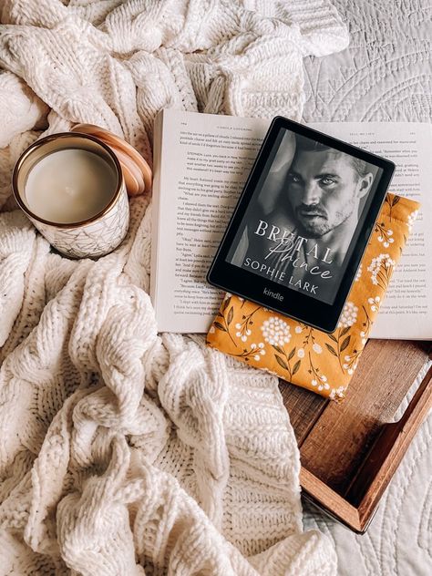 Kindle Book Aesthetic, Bookstagram Inspiration Kindle, Kindle Photography Ideas, Book Flatlay Aesthetic, Ebook Photoshoot, Kindle Photos, Ebook Reader Aesthetic, Books Aesthetic Instagram, Reading Kindle Aesthetic