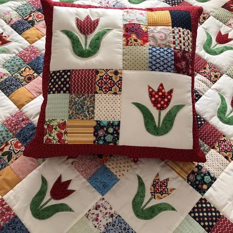 Patchwork Bedspread, Appliqué Quilts, Patchwork Cushion, Bantal Sofa, Applique Quilting, Sewing Pillows, Quilt Baby, Patch Quilt, Scrappy Quilts