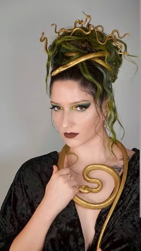 How To Get The Medusa Look For Halloween Palm Reader Costume, Diy Medusa Costume Dresses, Modern Medusa Costume, Madussa Costumes, Medusa Outfit, Medusa Costume Ideas, Diy Medusa Costume, Medusa Wig, Diy Medusa