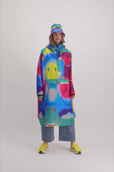 Smiley on Rainkiss – Rainkiss Rain Ponchos Polka Music, Japanese Blossom, Rain Mac, Kids Poncho, Rain Poncho, Mac Jeans, Winter Walk, Kids Styles, Rainbow Art