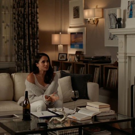 Suits Mike And Rachel, Meghan Markle House, Tv Apartment, Interior Inspiration Board, Mike And Rachel, Apartment Goals, First Apartment Decorating, Salou, First Apartment