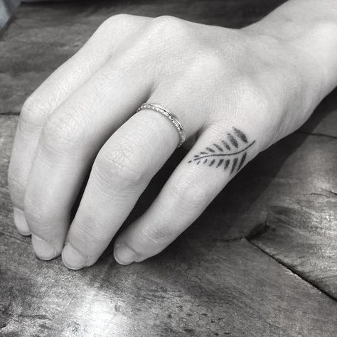 Tiny fern! Not on pinky though!                                                                                                                                                                                 Mehr Pinky Tattoo, Tattoo Diy, Fern Tattoo, Leaf Tattoo, Finger Tats, Vegan Tattoo, Handpoke Tattoo, Meaningful Tattoos For Women, Small Tattoos Simple