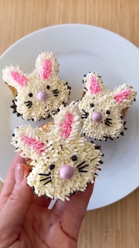 Rabbit Cupcakes, Cupcake Tricks, Easter Bunny Cupcakes, Easter Foods, Bunny Cupcakes, Cake Frosting Recipe, Kalay, Easter Baking, Easter Desserts