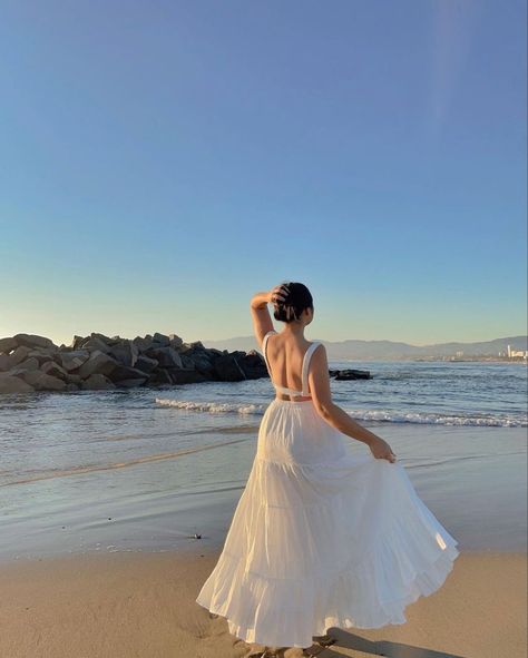 Beach Dress Aesthetic Outfits, Beach Aesthetic Inspo Pics, Beach Pose With Dress, Poses For Flowy Dresses, Beach Photoshoot Birthday Ideas, Beach Dresses Photoshoot, Long Dress On Beach, Beach Gown Photoshoot, Beach Outfit Aesthetic Dress