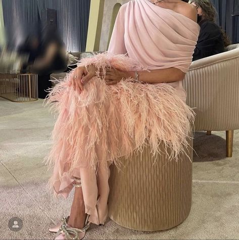 Pink Evening Dresses, Paint Clothes, Lady In Pink, Indian Bridesmaid Dresses, Fashion Show Dresses, Pink Evening Dress, Wedding Couple Poses Photography, Arab Beauty, Elegant Dresses Classy