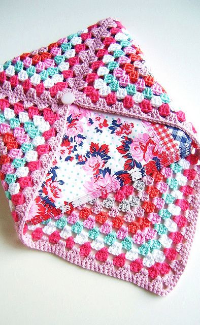 Patrons & modèles gratuits au crochet spécial granny Beau Crochet, Crochet Case, Simply Crochet, Confection Au Crochet, Summer Meal, Crochet Kitchen, Crochet Home Decor, Crochet Bags Purses, Crochet Pillow