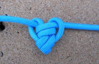 Single (para)Cord Heart Pendant : 22 Steps (with Pictures) - Instructables Paracord Heart, Celtic Heart Knot, Paracord Projects Diy, Paracord Bracelet Tutorial, Paracord Braids, Decorative Knots, Paracord Diy, Paracord Tutorial, Paracord Knots