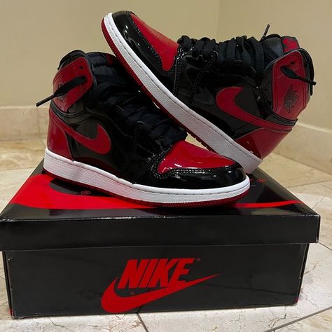 Air Jordan 1 Retro High OG “PATENT BRED” Tenis Jordan 1, Air Jordan 1 Patent Bred, Jordan Patent, Red Air Jordan 1, Nike Jordan Air 1, Jordan 1 Red, Air Jordan Red, Red Nike Shoes, Pretty Sneakers