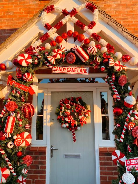 Candy Cane Theme Decorations Outdoor, Candy Cane Entryway, Candy Cane Door Garland, Outdoor Christmas Arch Ideas, Peppermint Porch Decor, Candy Cane Christmas Decorations Outdoor Front Porches, Candy Cane Christmas Outdoor Decorations, Candy Cane Lane Outdoor Decorations, Christmas Porch Archway