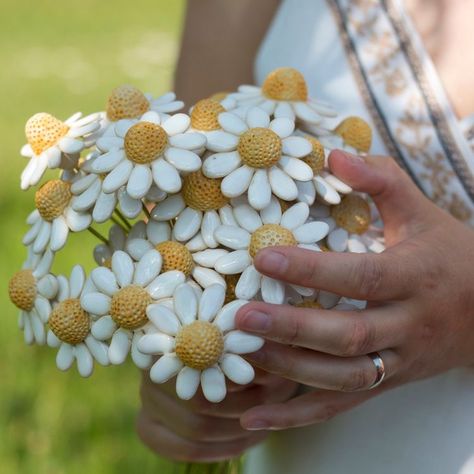 Ceramic Daisy, How To Make Ceramic, Art Coquillage, Beginner Pottery, Mother Wedding, Flower Handmade, Garden Pottery, Ceramic Figures, Pottery Crafts