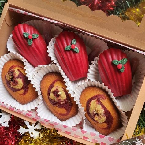 Red Velvet Madeleines, Christmas Madeline Cookies, Madeleines Christmas, Christmas Madeleines, Madeline Cookies, Mini Christmas Cakes, Madeleine Recipe, Halloween Breakfast, Madeleine Cookie