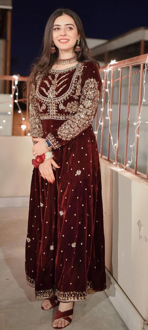 Red Pakistani Suit Party Wear, Designing Blouse, Sitara Work, Mayon Dresses, Designer Suits For Wedding, Gown Dress Party Wear, Pakistani Style, Velvet Dresses, Pakistani Fancy Dresses