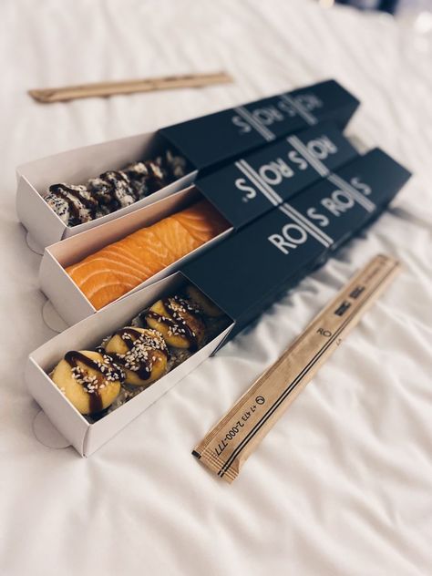 Small Sushi Restaurant Design, Sushi Bar Design Ideas, Sushi Box Packaging, Sushi Packaging, Sushi Take Out, Japanese Food Packaging, Sushi Box, Japanese Restaurant Design, Sushi Menu