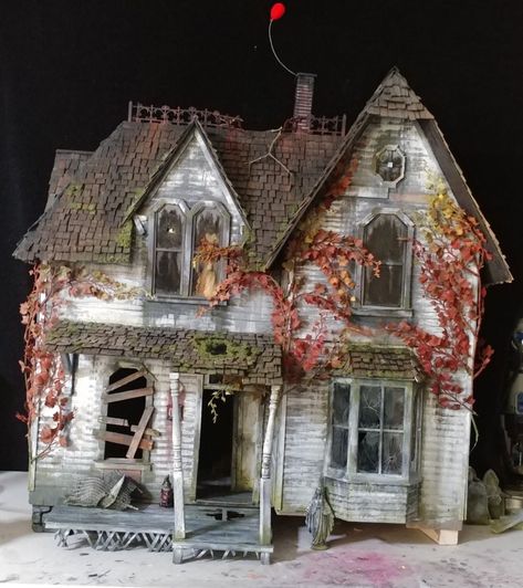 Haunted Doll Houses, Miniature Haunted House Ideas, Dollhouse Haunted House, Haunted House Model Ideas, Haunted House Dollhouse, Haunted House Out Of Cardboard, Haunted House Diorama, Cardboard Haunted House, Cardboard Haunted House Diy