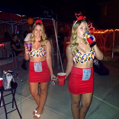 Gumball Machines: Such unique DIY Halloween costumes to rock with your bestie this year. Best Duo Halloween Costumes, Iconic Duo Halloween, Iconic Duo Halloween Costumes, Costumes For Two, Friends Costumes, Costumes For Best Friends, Cher And Dionne, Make Your Own Costume, College Halloween Costume Ideas