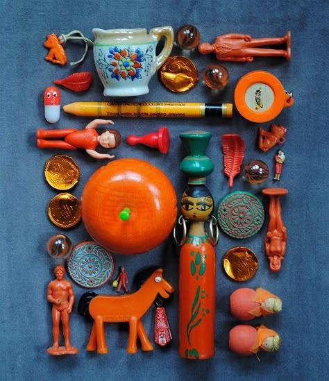 .. Things Organized Neatly, Collections Of Objects, Deco Retro, Fall 24, Foto Tips, Design Textile, Assemblage Art, Junk Drawer, Happy Colors