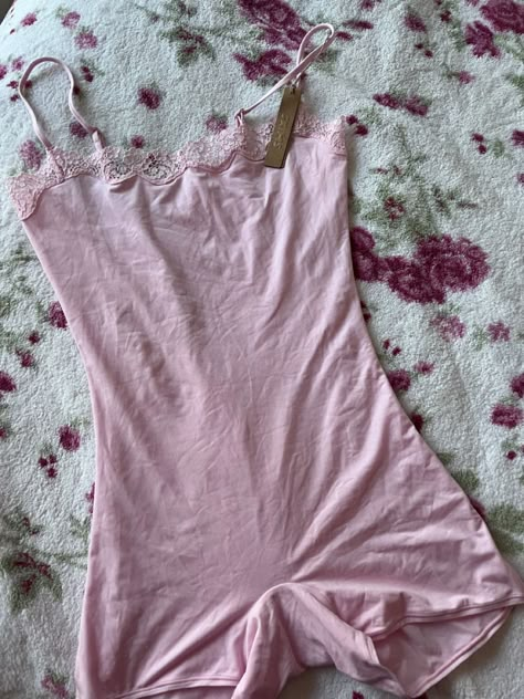 Skims Pajamas Pink, Skims Christmas Pajamas, Pajama Bodysuit, Bodysuit Pajamas, Skims Pajamas, Cute Bodysuits, Summer Sleepwear, Cute Pjs, Sleepwear Fashion