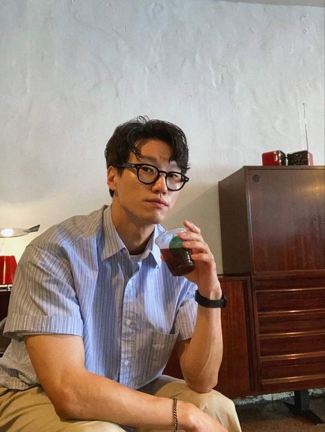 Nerd Man Aesthetic, Nerd Aesthetic Outfit Male, Nerd Aesthetic Men, Asian Men With Glasses, Guy With Glasses, Korean Men Fashion, Bad Boy Quotes, Nerd Aesthetic, Nerd Outfits