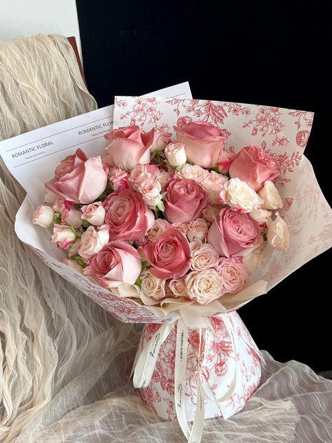 Flower Bouquets Valentine's Day, Big Bouquets Of Flowers, Fancy Flower Bouquet, Pink Bouquet Aesthetic, Birthday Roses Bouquet, Valentine Flower Bouquet, Cute Flower Bouquets, Classy Bouquet, Pink Bouquet Wedding