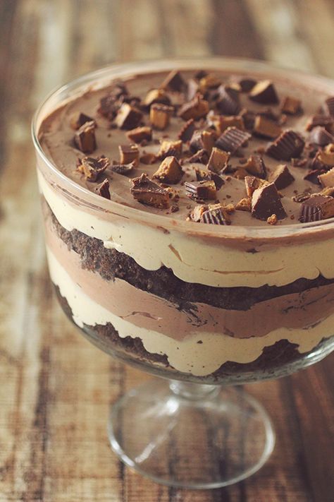 Clean Eating Peanut Butter Cup Trifle #GrainFree #GlutenFree #CleanEating Peanut Butter Cup Trifle, Healthy Trifle, Chocolate Trifles, Brownie Trifle, School Dinner, Trifle Recipes, Peanut Butter Candy, Trifle Bowl, Trifle Desserts