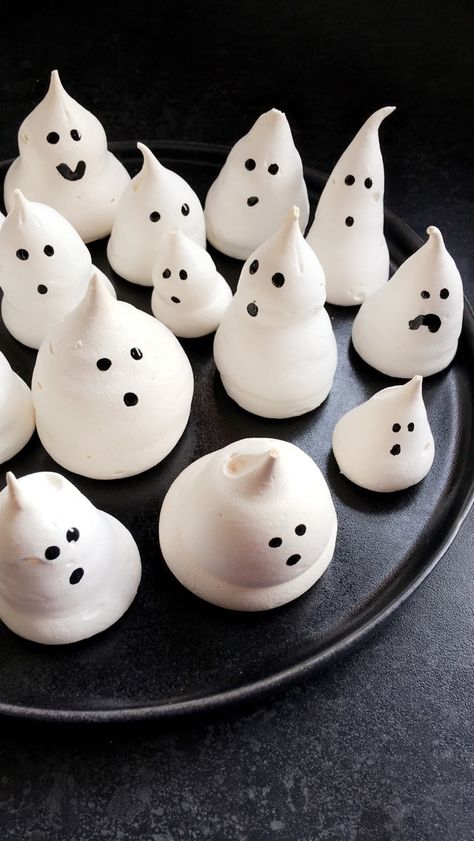 These cute little Meringue Ghosts are very simple to make - they are sure to be a huge hit at any Halloween gathering! Make a batch and watch them disappear very quickly! #meringueghosts #howtomakemeringueghosts #halloweenmeringueghosts Meringue Ghosts Recipe, Merengue Ghosts, Halloween Drip Cake, Halloween Meringue Cookies, Halloween Meringues, Cute Meringue, Ghost Meringue, Halloween Meringue, Pumpkin Meringue