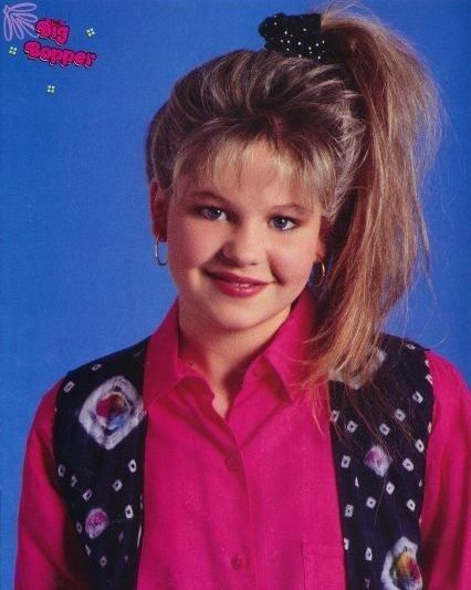 DJ Tanner frosted side ponytail: | Ranking The 13 Most Important Celeb Ponytails Of The '90s 80s Hair Styles, 80’s Hair, Vintage Aesthetic Outfits, 80's Hairstyle, 90s Haircuts, Old Hairstyles, Fuller House, 80s Hair, Side Ponytail