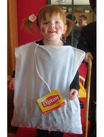 #10 – Lipton Tea Bag Who doesn’t love a good cuppa? With an old pillow case filled with scraps of green felt or cotton balls, and a box of Lipton tea with the logo cut out and attached to a piece of rope, this is a quick and inexpensive costume idea! Kick it upContinue Reading... Homemade Toddler Costumes, Modest Halloween Costumes, Handmade Halloween Costumes, Carnaval Costume, Food Costumes, Homemade Halloween Costumes, Toddler Halloween Costumes, Homemade Halloween, Toddler Costumes