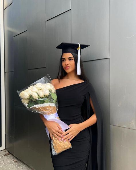 graduated 💐🎓 | Instagram Graduation Ceremony Outfit, Graduation Outfits For Women, Graduation Outfit College, Graduation Outfit Ideas, Nursing Graduation Pictures, Masters Graduation, College Graduation Photoshoot, College Graduation Pictures Poses, Graduation Look