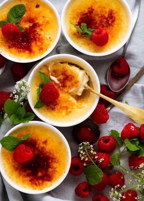 Vanilla Creme Brulee, كريم بروليه, Creme Brulee Recipe, Brulee Recipe, Dinner Party Desserts, Custard Desserts, Creme Brûlée, Recipetin Eats, Recipe Tin