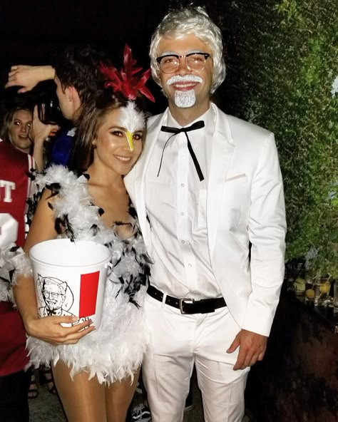 Halloween Costume-- KFC and his lil' Chikadee "Real meal for five bucks!" Chicken Costume Diy, Halloween Costumes For College Students, Last Minute Kostüm, Halloween Group Costumes, Chicken Halloween, Halloween Costumes For College, Chicken Costume, Halloween Costumes Diy Couples, Kiss Costume