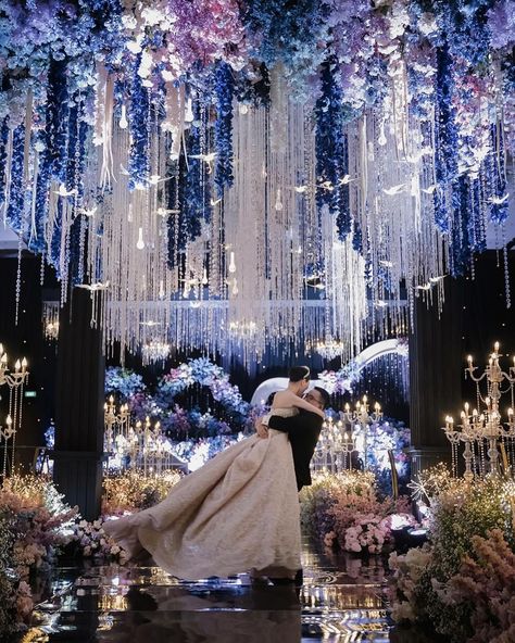 Dalam sorotan lampu - lampu yang berkilauan serta dekorasi warna lavender dan biru yang elegan, pernikahan ini memancarkan keindahan yang mempesona. Pengantin terlihat seperti Raja dan Ratu 💙💫 Photography by @andy_chandra @avenaphotograph Brushed by @jerikomakeup Hairdo by @arlynhairdo Gown by @monicaivena Decoration by @amazingdecorjakarta Venue by @swissoteljakartapik Wedding Organizer by @lummyweddingorganizer #weddingday #weddinginspiration #weddingmarkettips #WMideas #weddingphotograph... Dekorasi Wedding, Wedding Organizer, Wedding Board, Nail Tips, Old World, Winter Wonderland, Dream Wedding, Wedding Ideas, Lavender