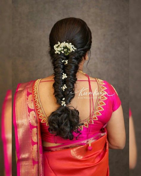 Haïr Style For Reception Bride, Brides Mom Hairstyles, Flower Hairstyles Indian, Bridal Jada, Long Hair Bridal Styles, Simple Hairstyle For Saree, Long Hair Bridal, Messy Braided Hairstyles, Cork Garland