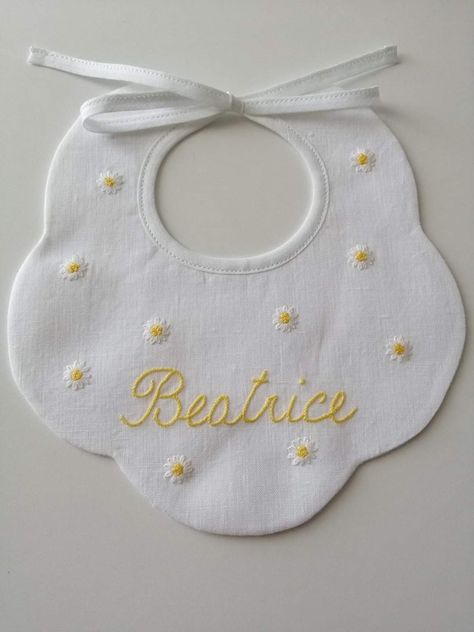 Baby Doll Shoes, Baby Accesories, Baby Bibs Patterns, Sewing Baby Clothes, Bib Pattern, Baby Sewing Projects, Baby Embroidery, Hand Embroidery Projects, Baby Projects