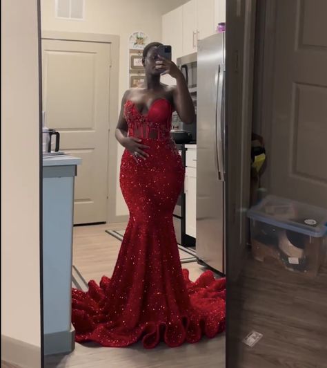 Prom Dresses Black Women Red, Red Prom Dress Black Women, Red Prom Looks, Red Corset Prom Dress, Dresses Long Glitter, Red Prom Makeup, Red And Gold Prom Dress, Red Prom Nails, Red Prom Dresses Long