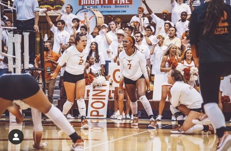 Texas Longhorns Volleyball, Ut Volleyball, Volleyball Hype, Longhorns Volleyball, Volleyball Besties, Volleyball Goals, Texas University Longhorns, Texas Volleyball, College Volleyball