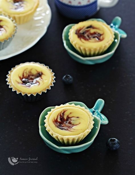 These blueberry cheese tartlets are so easy to make and I like to serve them chilled. You can replace the blueberry jam with any berry jam. Cake Recipes Ideas, Cheese Tartlets, Ideas Healthy Food, Easy Delicious Cakes, Christmas Bakes, Savory Pastry, Berry Jam, Pastry Crust, Blueberry Jam