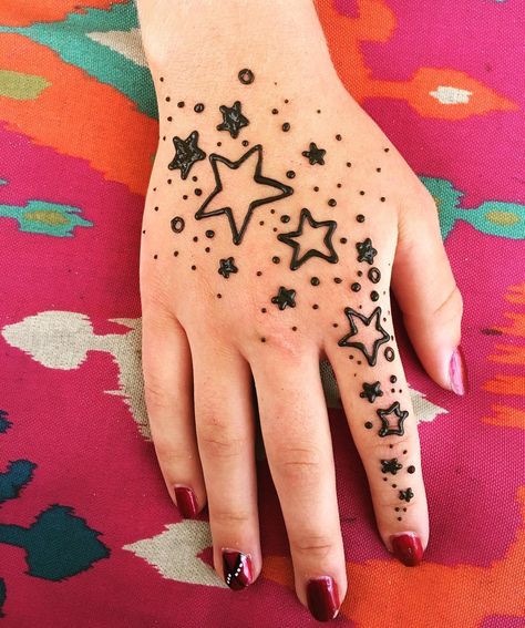 Sometimes we just want some simple stars. #artwithanndell #artwithanndellhenna #hennabooth #hennamom #hennaartist #hennaart #hennahands #mehndi #mehndiart #henna #hennaflowers #hennastars Halloween Henna, Henna Moon, Henna Fun, Cool Henna, Henna Doodle, Small Henna Designs, Henne Tattoo, Tattoo Star, Cute Henna Designs