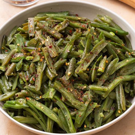 Green beans may seem like the simplest of side dishes, but these slow-cooker green beans with brown sugar and soy sauce just might become your star attraction. Crock Pot Green Beans, Slow Cooked Green Beans, Brown Sugar Green Beans, Grilled Chicken Dishes, Thanksgiving Green Beans, Crockpot Green Beans, Delicious Green Beans, Slow Cooker Green Beans, Slow Cooker Baked Beans