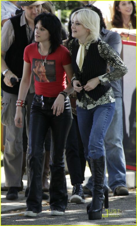 The Runaways Outfits, Dakota Fanning The Runaways, Joan Jett Inspired Outfit, Kristen Stewart Joan Jett, Joan Jett Outfits, 2010 Clothes, The Runaways Movie, New Rock Outfit, Classic Rock Outfits