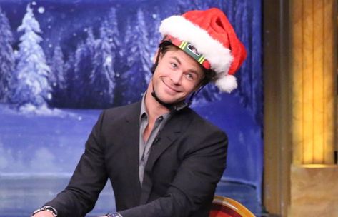 Chris Hemsworth Funny, Marvel Pins, Chris Hemsworth Thor, Santa Hats, Marvel Cast, Take Me Back, Male Celebrities, Universal Pictures, Jared Leto