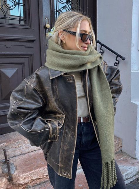 Autumn Jackets 2024, Winter Tennessee Outfits, Canvas Jacket Outfit, La Fall Outfits, London Outfit Ideas Winter, Winter 2024 Outfits, Winter Outfits Aesthetic Vintage, Fall Trends 2024, Green Scarf Outfit