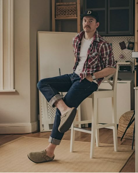 Mules Shoes Outfit Men, Mens Clarks Wallabees Outfit, Hipster Hats Men, Boston Clogs Outfit Men, Gnc Fashion, Men Birkenstock Outfit, Mens Birkenstocks Outfit, Boston Summer Outfits, Birkenstock Outfit Men