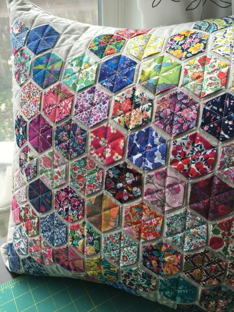 Liberty Love… – WOMBAT QUILTS Hexagon Pillow, Hexie Quilts Patterns, Liberty Quilt, Hexagon Quilt Pattern, Hantverk Diy, Liberty Love, Hexagon Patchwork, Hexie Quilt, English Paper Piecing Quilts