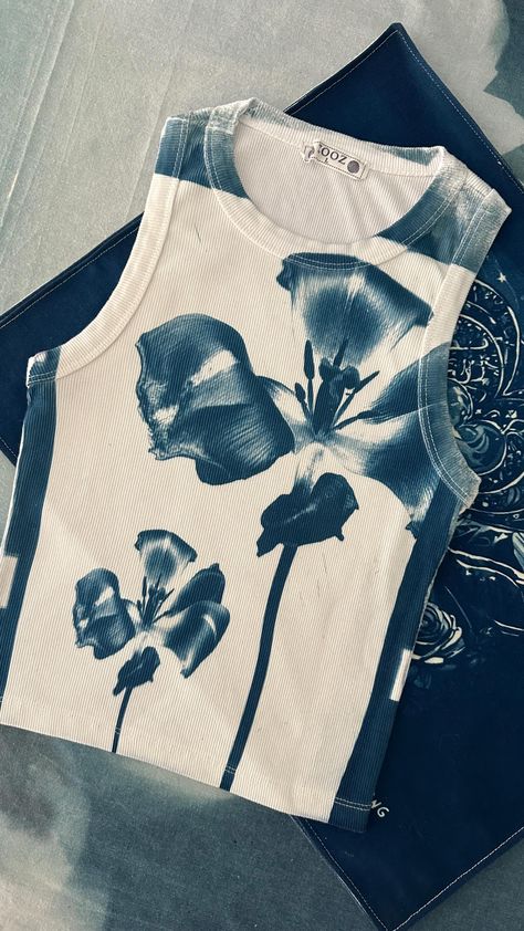 ZOOZ (@zooz.tr) • Instagram photos and videos Graphic Tops For Women, Sun Printed Shirt, Print On Clothes Ideas, Sunprinting Tshirt, Sunprint Shirt, Cynotype Clothes, Cyanotype Tshirt, Upcycling Clothes Ideas, Cyanotype Shirt